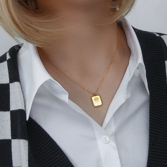 18K Gold Boxed Flower Square Pendant Minimalist Necklace - Picture 4 of 11